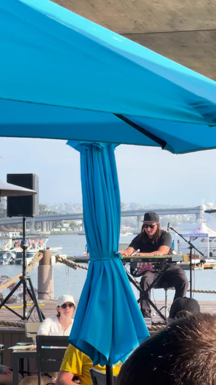 Barefoot Bar & Grill