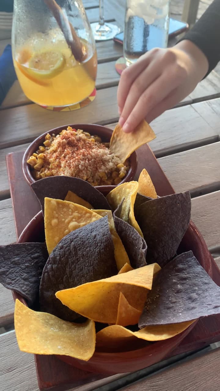 Three Bridges Bar and Grill at Villa del Lago