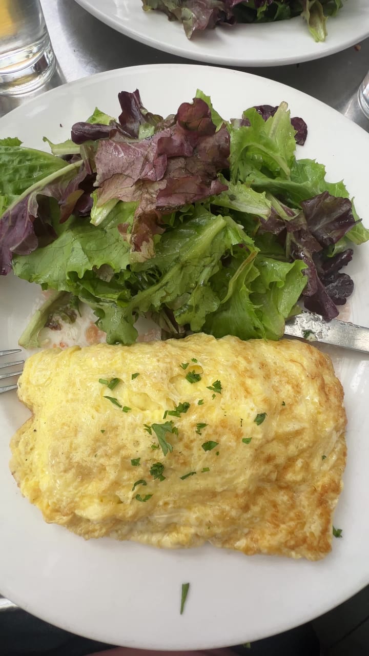 Video review of Chez Maman East