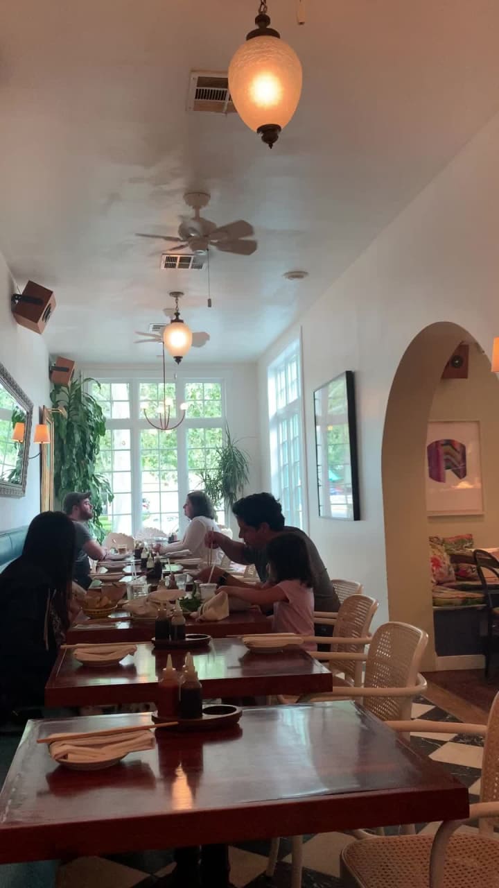 Video review of Elizabeth Street Café