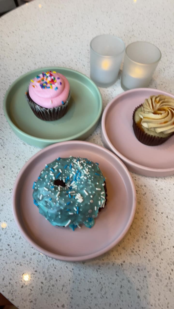 Video review of Petunia's Pies & Pastries