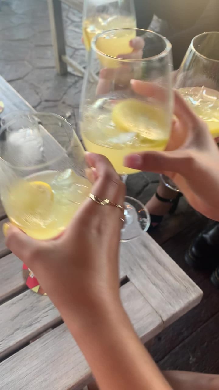 Three Bridges Bar and Grill at Villa del Lago