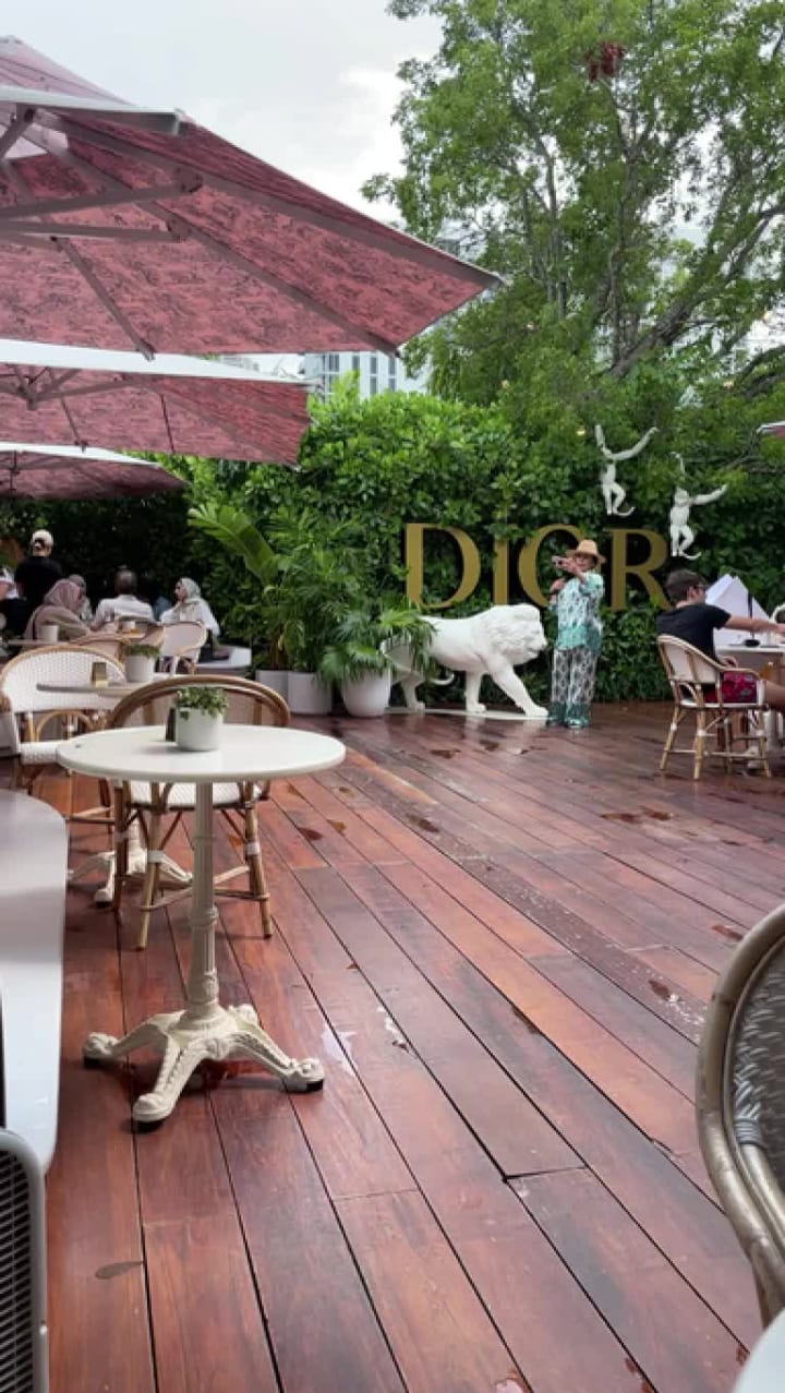 Video review of Café Dior