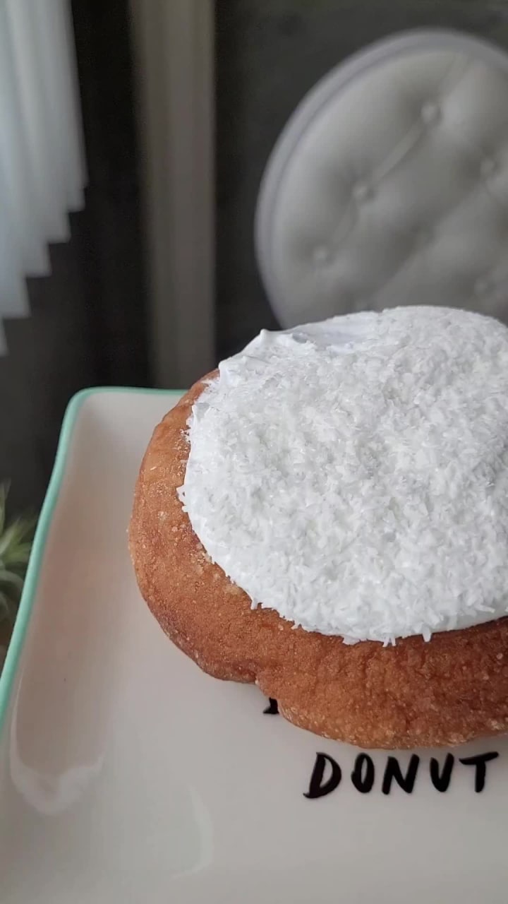 Video review of 49th Parallel & Lucky's Doughnuts