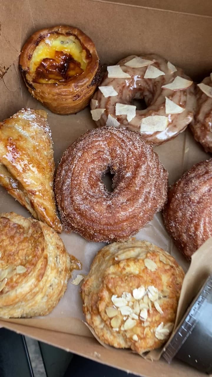 Video review of Café Dear Leon