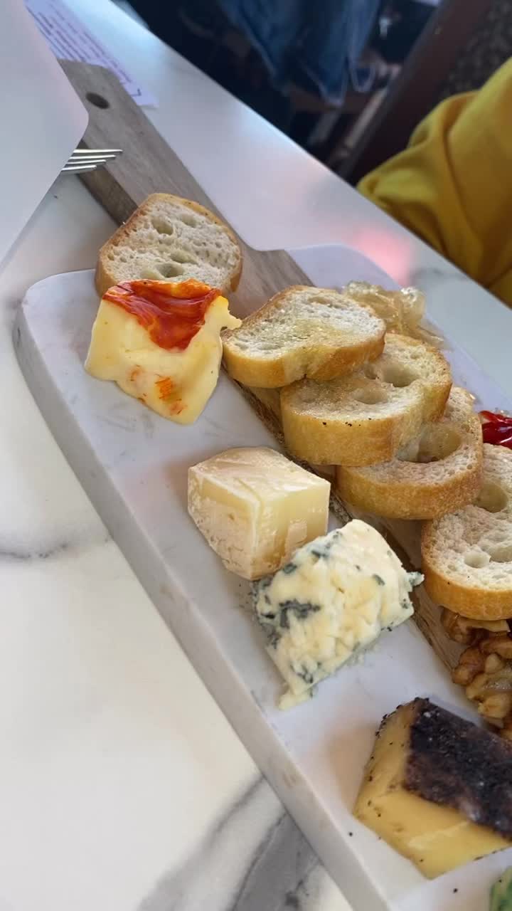 Video review of Marché Bacchus