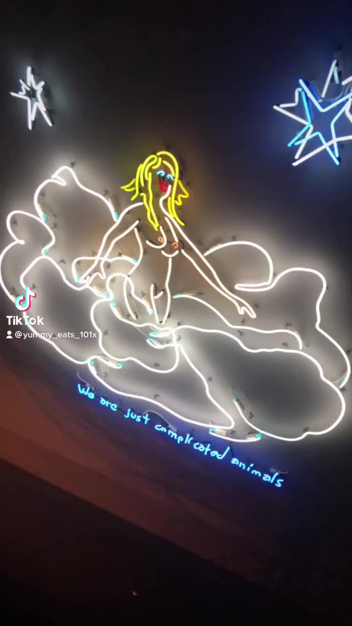 Video review of The Blond