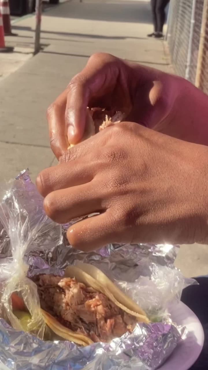 Video review of Carnitas El Momo