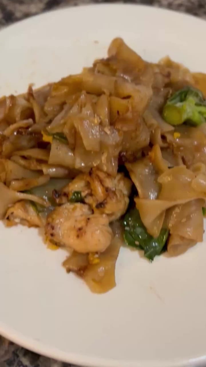 Video review of Sanamluang Café