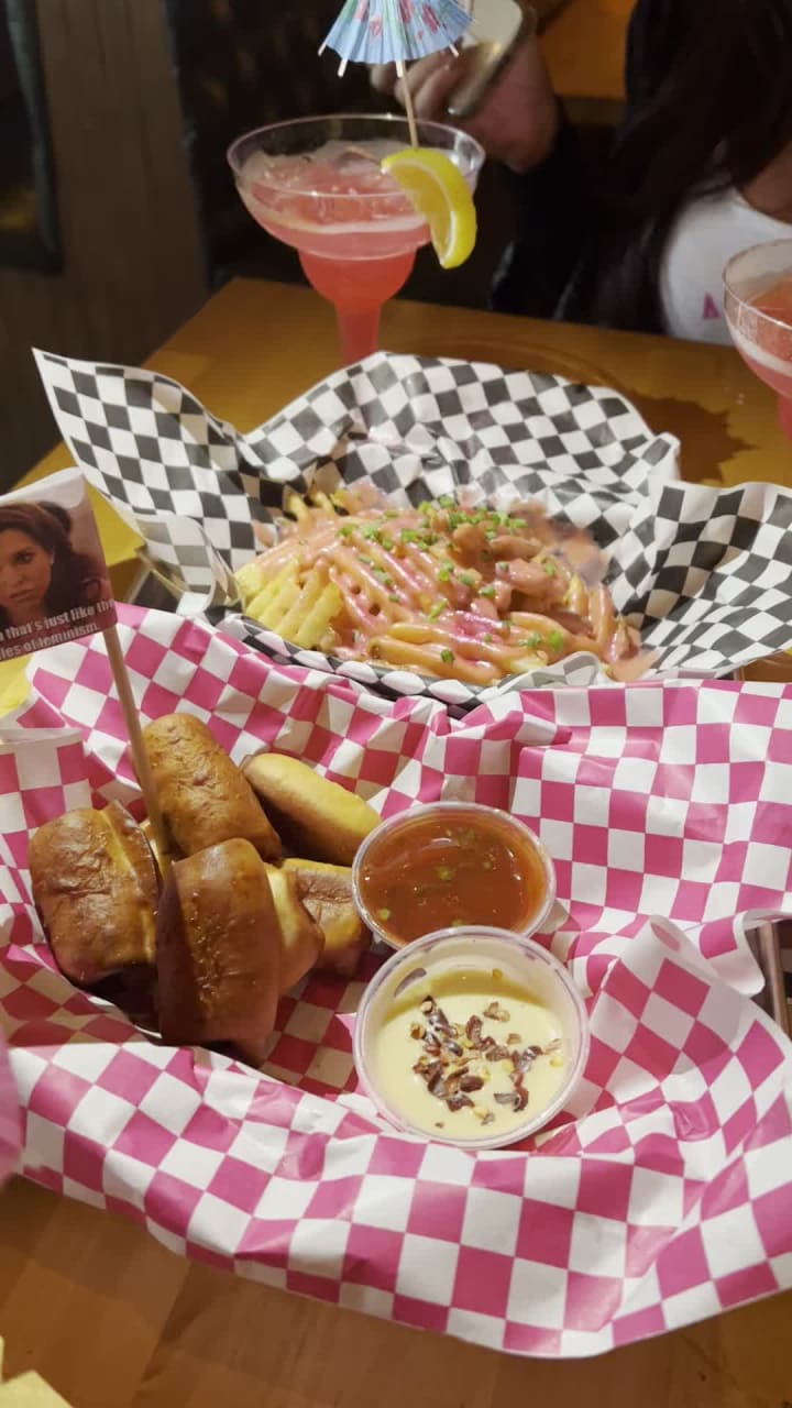 Video review of Roxanne’s Liquor Bar & Kitchen