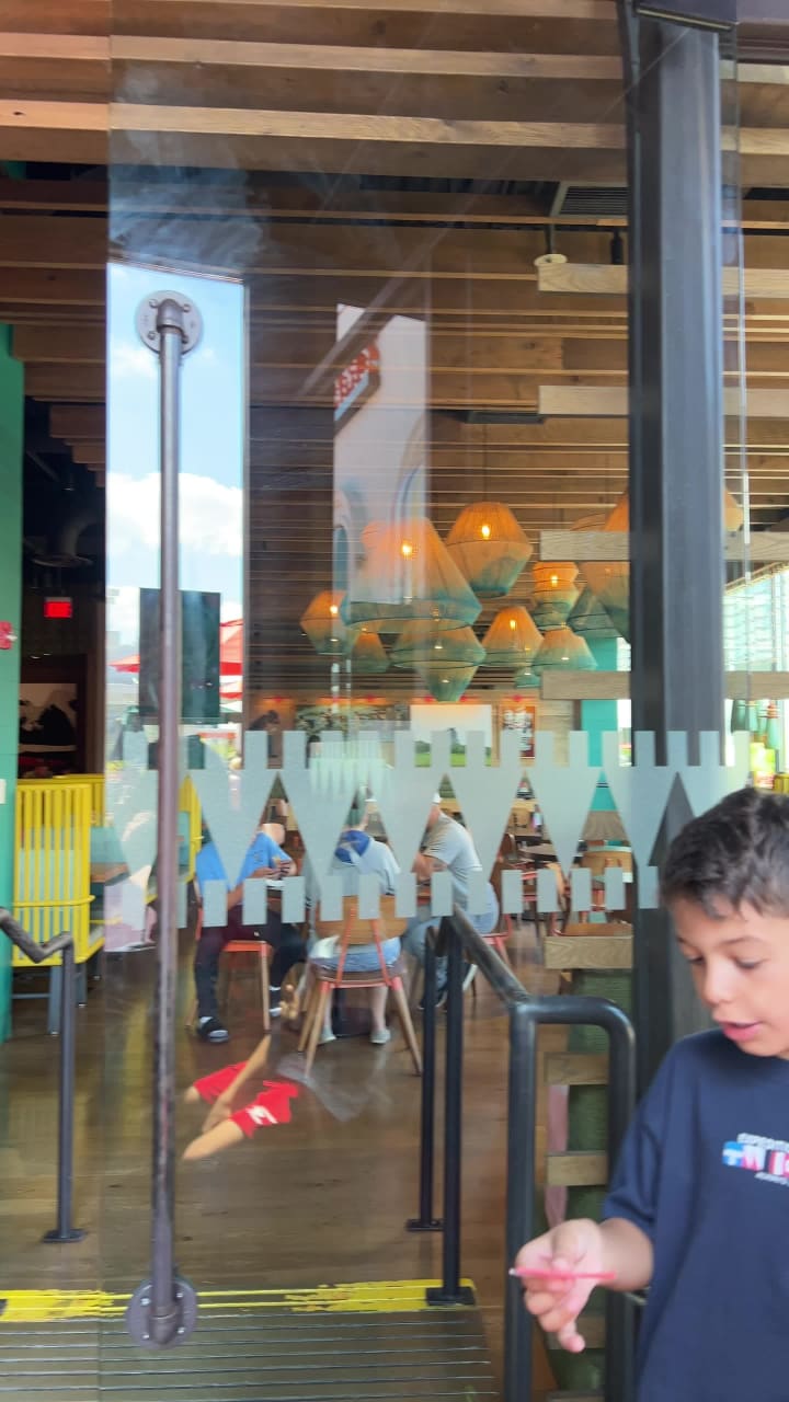 Video review of Nando's PERi-PERi